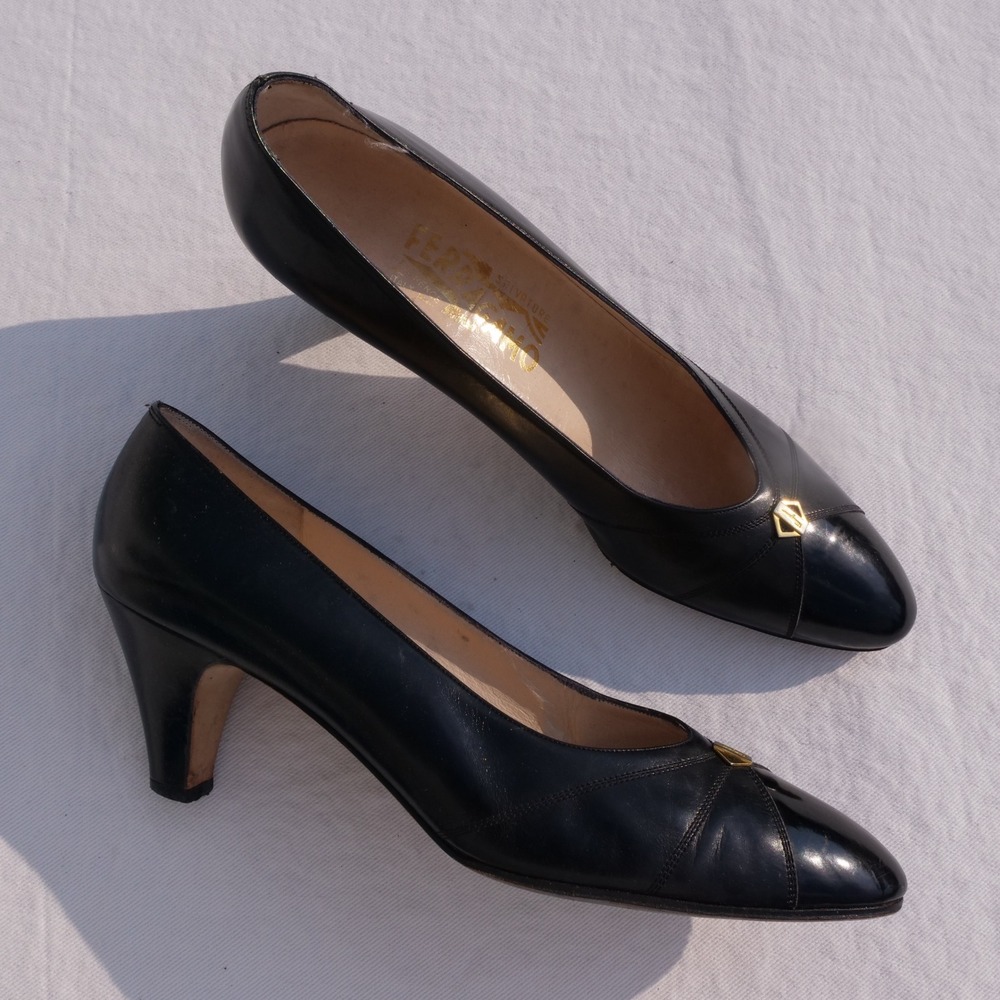 Classic vintage 80s Salvatore Ferragamo black leather pumps